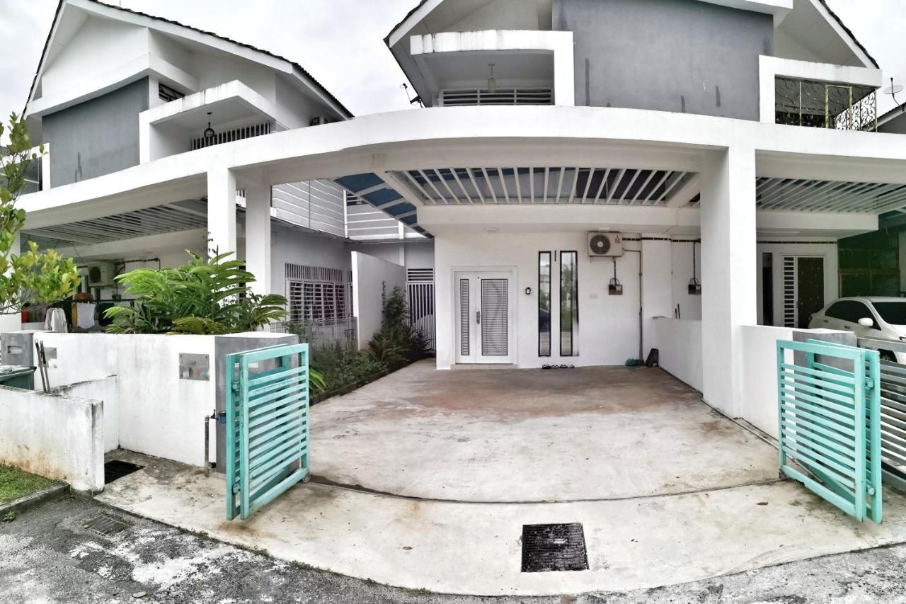 Teratak Persona Homestay. 4 Rooms Double Storey Terrace In Kuantan City. Extérieur photo