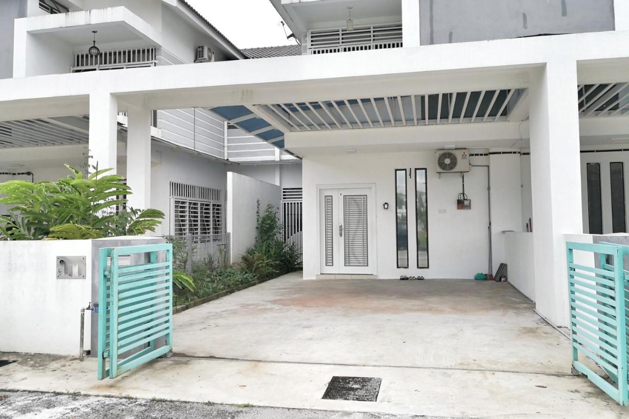 Teratak Persona Homestay. 4 Rooms Double Storey Terrace In Kuantan City. Extérieur photo